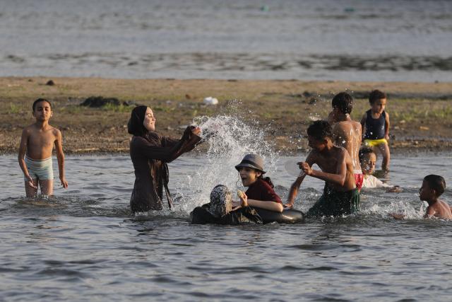 (260803) -- CAIRO, Aug. 3, 2026 (Xinhua) -- People cool themselves in the Nile River during a heatwave in Cairo, Egypt, Aug. 3, 2026. (Xinhua/Ahmed Gomaa)