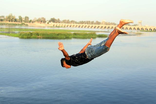 (260803) -- CAIRO, Aug. 3, 2026 (Xinhua) -- A man jumps into the Nile River to escape the heat in Cairo, Egypt, Aug. 3, 2026. (Xinhua/Ahmed Gomaa)