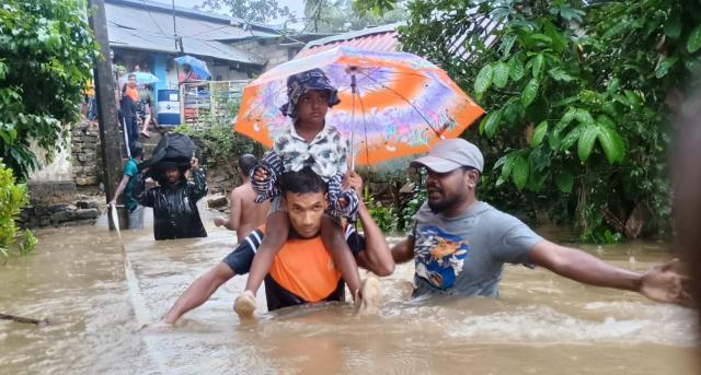 (260804) -- NUWARA ELIYA, Aug. 4, 2026 (Xinhua) -- This screenshot from a video clip taken on Aug. 3, 2026 shows rescuers helping evacuate people stranded by severe flooding following heavy rains in Kotagala, Nuwara Eliya, Sri Lanka. At least six people have died due to adverse weather conditions currently affecting Sabaragamuwa Province and Kandy and Nuwara Eliya districts in central Sri Lanka, local police said Tuesday. (Photo by Gayan Sameera/Xinhua)
