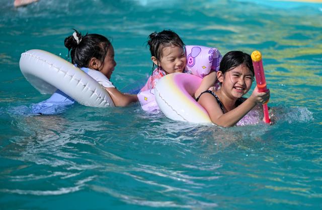 (260804) -- TIANJIN, Aug. 4, 2026 (Xinhua) -- Tourists play at a water park in Tianjin, north China, Aug. 4, 2026. (Xinhua/Sun Fanyue)