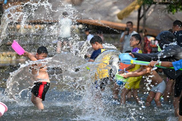 (260804) -- TIANJIN, Aug. 4, 2026 (Xinhua) -- Tourists play at a water park in Tianjin, north China, Aug. 4, 2026. (Xinhua/Sun Fanyue)