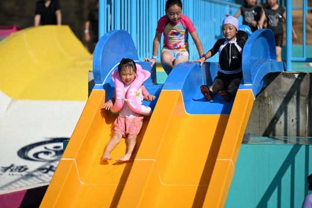 (260804) -- TIANJIN, Aug. 4, 2026 (Xinhua) -- Tourists play at a water park in Tianjin, north China, Aug. 4, 2026. (Xinhua/Sun Fanyue)