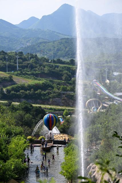 (260804) -- TIANJIN, Aug. 4, 2026 (Xinhua) -- Tourists play at a water park in Tianjin, north China, Aug. 4, 2026. (Xinhua/Sun Fanyue)