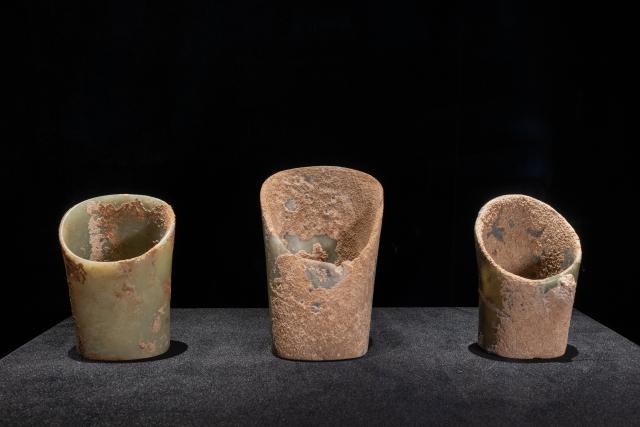 (260804) -- CHAOYANG, Aug. 4, 2026 (Xinhua) -- This photo taken on Aug. 4, 2026 shows the diagonal cylindrical jade ware at the Niuheliang site museum within the Niuheliang national archaeological relic site park in Chaoyang City, northeast China's Liaoning Province. The Niuheliang national archaeological relic site park was built on the Niuheliang site, a large-scale prehistoric ritual and burial complex featuring the temple of the goddess, altars and stone tombs. Dating back more than 5,000 years, the site unearthed stone tools, pottery and jade artifacts with dragon, phoenix and human motifs, reflecting the rituals and beliefs of the Hongshan culture. (Xinhua/Hu Jingwen)