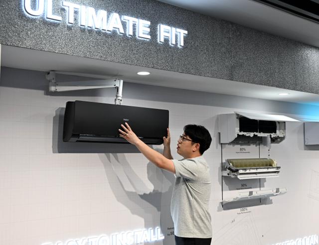 (260804) -- QINGDAO, Aug. 4, 2026 (Xinhua) -- A staff member introduces a product customized for European market at an export product showroom of Haier in Laoshan District of Qingdao, east China's Shandong Province, Aug. 3, 2026. As unprecedented heatwaves scorch Europe this summer, demand for affordable and energy-efficient air conditioners is rising.
   As a globally renowned home appliance manufacturer, China's Haier has seen a surge in orders from Europe. The company has adjusted its production plans for the European market, stepping up the manufacturing of air conditioner orders to meet international market demand. (Xinhua/Li Ziheng)