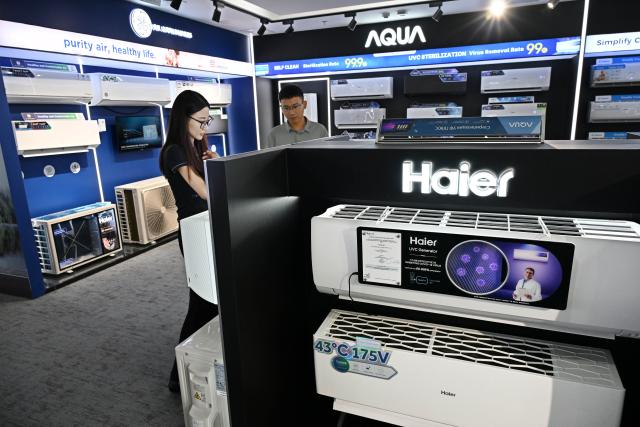 (260804) -- QINGDAO, Aug. 4, 2026 (Xinhua) -- People visit an export product showroom of Haier in Laoshan District of Qingdao, east China's Shandong Province, Aug. 3, 2026. As unprecedented heatwaves scorch Europe this summer, demand for affordable and energy-efficient air conditioners is rising.
   As a globally renowned home appliance manufacturer, China's Haier has seen a surge in orders from Europe. The company has adjusted its production plans for the European market, stepping up the manufacturing of air conditioner orders to meet international market demand. (Xinhua/Li Ziheng)