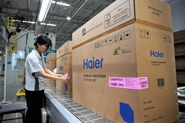 (260804) -- QINGDAO, Aug. 4, 2026 (Xinhua) -- A worker affixes product identification labels onto the packaging boxes of air conditioners for European market at a Haier factory in Jiaozhou, east China's Shandong Province, Aug. 4, 2026. As unprecedented heatwaves scorch Europe this summer, demand for affordable and energy-efficient air conditioners is rising.
   As a globally renowned home appliance manufacturer, China's Haier has seen a surge in orders from Europe. The company has adjusted its production plans for the European market, stepping up the manufacturing of air conditioner orders to meet international market demand. (Xinhua/Li Ziheng)
