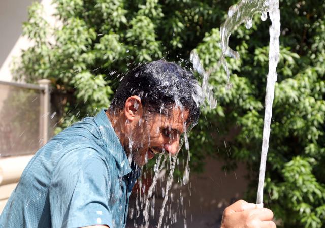 (260804) -- BAGHDAD, Aug. 4, 2026 (Xinhua) -- A man pours cold water over his head to cool off during a heatwave in Baghdad, Iraq, on Aug. 4, 2026. (Xinhua/Khalil Dawood)