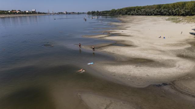 (260804) -- VUKOVAR, Aug. 4, 2026 (Xinhua) -- This aerial drone photo taken on Aug. 4, 2026 shows the exposed riverbed of the Danube River near Vukovar, Croatia after a prolonged heatwave. (Davor Javorovic/PIXSELL via Xinhua)