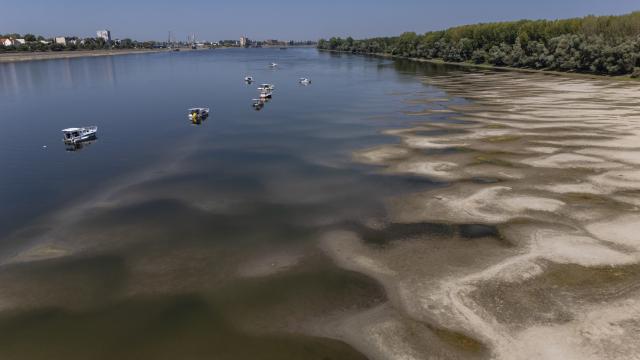 (260804) -- VUKOVAR, Aug. 4, 2026 (Xinhua) -- This aerial drone photo taken on Aug. 4, 2026 shows the exposed riverbed of the Danube River near Vukovar, Croatia after a prolonged heatwave. (Davor Javorovic/PIXSELL via Xinhua)