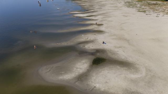 (260804) -- VUKOVAR, Aug. 4, 2026 (Xinhua) -- This aerial drone photo taken on Aug. 4, 2026 shows the exposed riverbed of the Danube River near Vukovar, Croatia after a prolonged heatwave. (Davor Javorovic/PIXSELL via Xinhua)