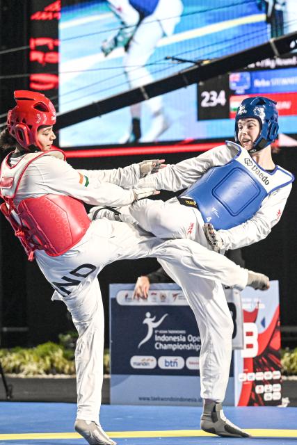 (260805) -- JAKARTA, Aug. 5, 2026 (Xinhua) -- Reba Stewart (R) of Australia competes with Jyoti Yadav of India during the women's Kyorugi +73kg final match of Taekwondo at the 8th Asian Taekwondo Indonesia Open Championships 2026 in Jakarta, Indonesia, Aug. 4, 2026. (Xinhua/Agung Kuncahya B.)