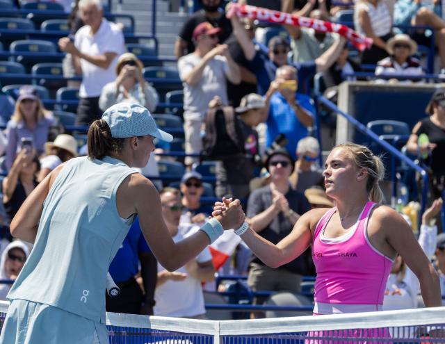 (260805) -- TORONTO, Aug. 5, 2026 (Xinhua) -- Iga Swiatek (L) of Poland shakes hands with Sara Bejlek of the Czech Republic after their second round of the women's singles match at the 2026 National Bank Open tennis tournament in Toronto, Canada, on Aug. 4, 2026. (Photo by Zou Zheng/Xinhua)