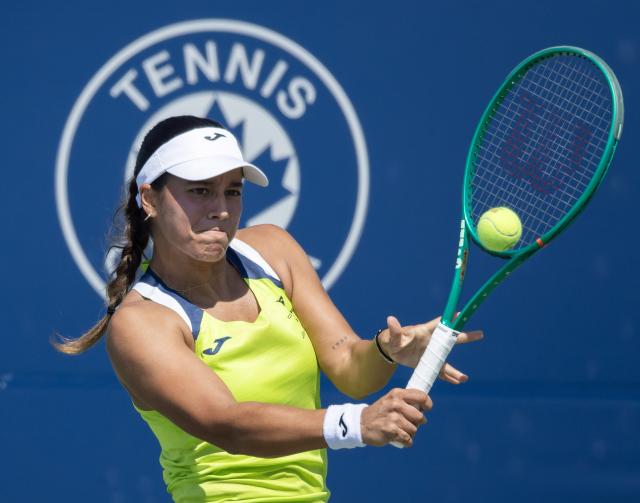 (260805) -- TORONTO, Aug. 5, 2026 (Xinhua) -- Jessica Bouzas Maneiro of Spain returns the ball during the second round of the women's singles match between Elina Svitolina of Ukraine and Jessica Bouzas Maneiro of Spain at the 2026 National Bank Open tennis tournament in Toronto, Canada, on Aug. 4, 2026. (Photo by Zou Zheng/Xinhua)