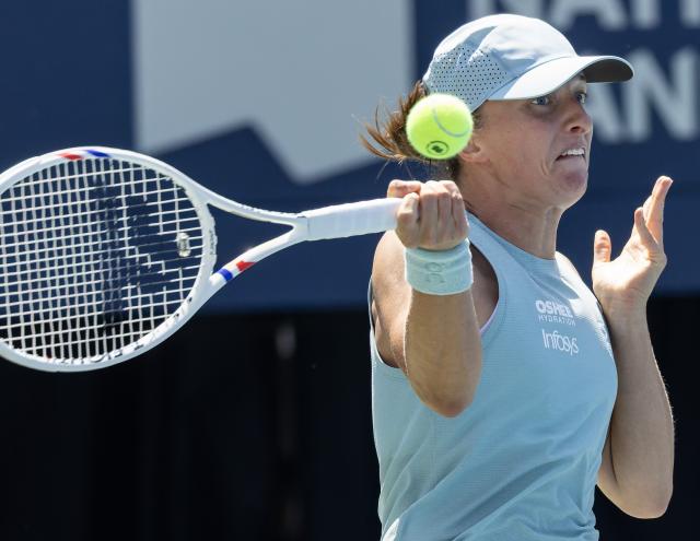 (260805) -- TORONTO, Aug. 5, 2026 (Xinhua) -- Iga Swiatek of Poland returns the ball during the second round of the women's singles match between Sara Bejlek of the Czech Republic and Iga Swiatek of Poland at the 2026 National Bank Open tennis tournament in Toronto, Canada, on Aug. 4, 2026. (Photo by Zou Zheng/Xinhua)
