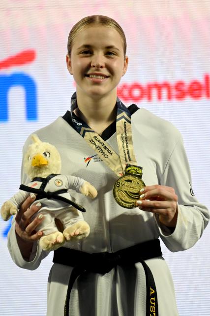 (260805) -- JAKARTA, Aug. 5, 2026 (Xinhua) -- Gold medalist Grabriella Blewitt of Australia poses at the awarding ceremony for the women's Kyorugi -62kg final match of Taekwondo at the 8th Asian Taekwondo Indonesia Open Championships 2026 in Jakarta, Indonesia, Aug. 4, 2026. (Xinhua/Agung Kuncahya B.)