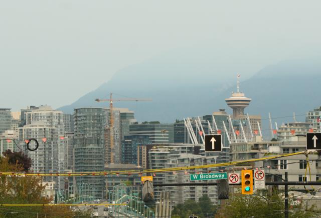 (260805) -- VANCOUVER, Aug. 5, 2026 (Xinhua) -- This photo taken on Aug. 4, 2026 shows a view of downtown Vancouver under smoky sky in Vancouver, British Columbia, Canada. Amid extreme heatwaves and record-breaking drought, wildfires have broken out in many parts of Canada, reducing air quality and visibility in the affected areas. (Photo by Liang Sen/Xinhua)