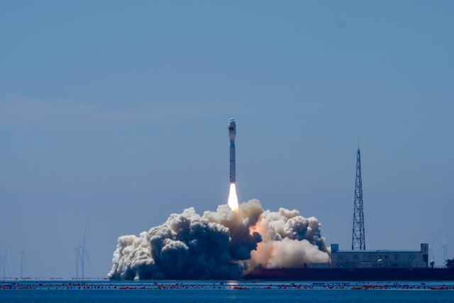 (260805) -- HAIYANG, Aug. 5, 2026 (Xinhua) -- A Smart Dragon-3 carrier rocket, carrying Oriental Smart Eye hyperspectral satellites 01 and 02, blasts off from the sea near the city of Haiyang, east China's Shandong Province, Aug. 5, 2026. The satellites were sent into the planned orbits. Taiyuan Satellite Launch Center conducted the offshore launch mission. (Photo by Song Xiongye/Xinhua)
