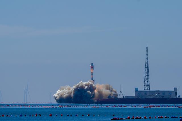 (260805) -- HAIYANG, Aug. 5, 2026 (Xinhua) -- A Smart Dragon-3 carrier rocket, carrying Oriental Smart Eye hyperspectral satellites 01 and 02, blasts off from the sea near the city of Haiyang, east China's Shandong Province, Aug. 5, 2026. The satellites were sent into the planned orbits. Taiyuan Satellite Launch Center conducted the offshore launch mission. (Photo by Song Xiongye/Xinhua)
