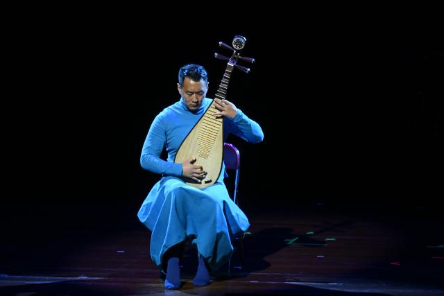 (260805) -- BRASILIA, Aug. 5, 2026 (Xinhua) -- A musician from the Shanghai Chinese Orchestra performs during the "Colors of China" concert in Brasilia, Brazil, Aug. 4, 2026. (Photo by Lucio Tavora/Xinhua)