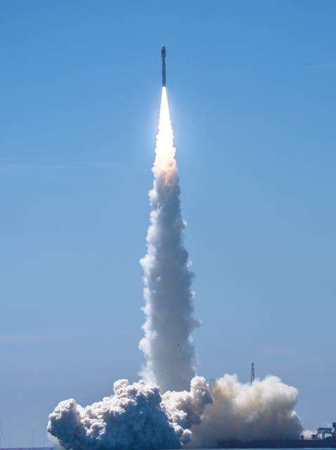 (260805) -- HAIYANG, Aug. 5, 2026 (Xinhua) -- A Smart Dragon-3 carrier rocket, carrying Oriental Smart Eye hyperspectral satellites 01 and 02, blasts off from the sea near the city of Haiyang, east China's Shandong Province, Aug. 5, 2026. The satellites were sent into the planned orbit. The Taiyuan Satellite Launch Center conducted the offshore launch mission. (Photo by Zhang Chao/Xinhua)