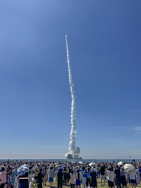 (260805) -- HAIYANG, Aug. 5, 2026 (Xinhua) -- A Smart Dragon-3 carrier rocket, carrying Oriental Smart Eye hyperspectral satellites 01 and 02, blasts off from the sea near the city of Haiyang, east China's Shandong Province, Aug. 5, 2026. The satellites were sent into the planned orbit. The Taiyuan Satellite Launch Center conducted the offshore launch mission. (Photo by Zhang Chao/Xinhua)