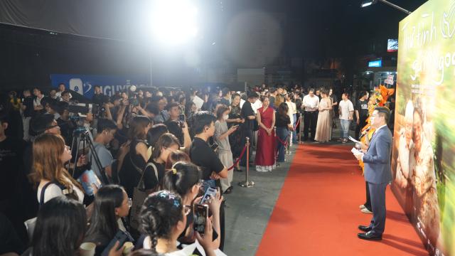 (260805) -- HO CHI MINH CITY, Aug. 5, 2026 (Xinhua) -- This photo taken on Aug. 4, 2026 shows the premiere ceremony of the Chinese film "Dear You" in Ho Chi Minh City, Vietnam.
  Chinese film "Dear You" premiered in Vietnam's southern hub of Ho Chi Minh City on Tuesday ahead of its nationwide theatrical release. Nearly 1,000 guests, including representatives of Vietnam's film industry, cultural scholars, members of the overseas Chinese community, representatives of Chinese enterprises in Vietnam and media organizations, attended the premiere. (Xinhua/Zou Xuemian)