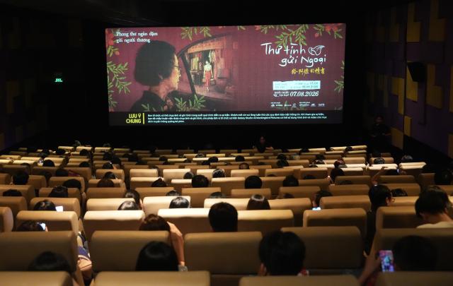 (260805) -- HO CHI MINH CITY, Aug. 5, 2026 (Xinhua) -- People watch the Chinese film "Dear You" in Ho Chi Minh City, Vietnam, Aug. 4, 2026.
  Chinese film "Dear You" premiered in Vietnam's southern hub of Ho Chi Minh City on Tuesday ahead of its nationwide theatrical release. Nearly 1,000 guests, including representatives of Vietnam's film industry, cultural scholars, members of the overseas Chinese community, representatives of Chinese enterprises in Vietnam and media organizations, attended the premiere. (Xinhua/Hu Jiali)