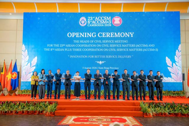 (260805) -- SIEM REAP, Aug. 5, 2026 (Xinhua) -- Cambodian Prime Minister Hun Manet (C) poses for a group photo with participants during the opening ceremony of the 23rd ASEAN Cooperation on Civil Service Matters (ACCSM) and the 8th ACCSM+3 meeting in Siem Reap province, Cambodia, on Aug. 5, 2026. Heads of civil service from across ASEAN gathered in northwest Cambodia on Wednesday for the 23rd ASEAN Cooperation on Civil Service Matters (ACCSM) and the 8th ACCSM+3 meeting. The summit focuses on accelerating innovation and improving public service delivery across the region. (Photo by Sao Khuth/Xinhua)