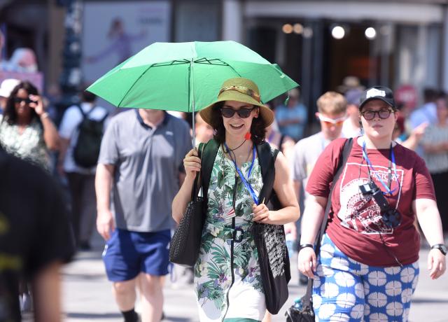 (260805) -- VIENNA, Aug. 5, 2026 (Xinhua) -- People are seen on a street in Vienna, Austria, Aug. 5, 2026. A 41 degrees Celcius temperature record was set in Austria on Tuesday, together with forest fires and low Danube water levels in the Alpine country. (Xinhua/He Canling)