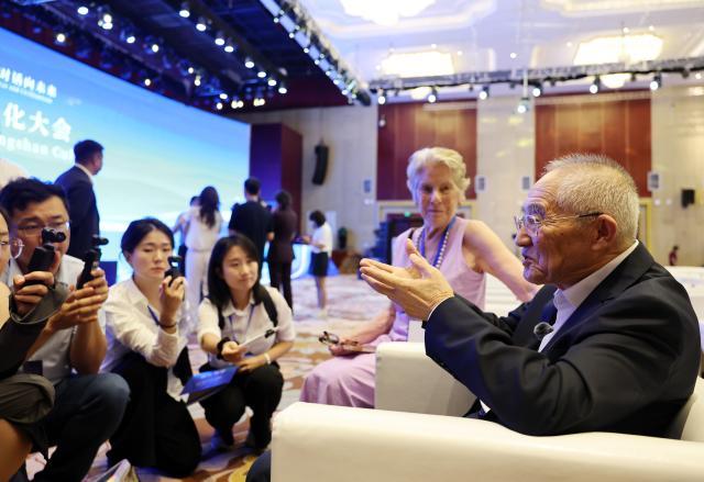 (260805) -- CHAOYANG, Aug. 5, 2026 (Xinhua) -- Archaeologist Guo Dashun (1st R) talks to the media after the 2026 Conference on Hongshan Culture in Chaoyang City, northeast China's Liaoning Province, Aug. 5, 2026. Themed on "Hongshan Culture: A Dialogue Between Eras and Civilizations," the 2026 Conference on Hongshan Culture kicked off here on Wednesday. (Xinhua/Li Gang)