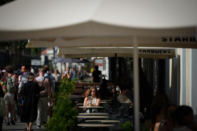 (260805) -- WARSAW, Aug. 5, 2026 (Xinhua) -- People seek shade at an outdoor cafe amid a heatwave in Warsaw, Poland, Aug. 4, 2026. (Photo by Jaap Arriens/Xinhua)