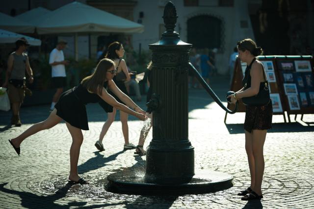 (260805) -- WARSAW, Aug. 5, 2026 (Xinhua) -- People use a water pump to cool off amid a heatwave in Warsaw, Poland, Aug. 4, 2026. (Photo by Jaap Arriens/Xinhua)