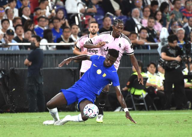 (260805) -- HONG KONG, Aug. 5, 2026 (Xinhua) -- Jonathan David (back) of Juventus vies with Mamadou Sarr of Chelsea during a pre-season friendly football match between Chelsea and Juventus in Hong Kong, south China, Aug. 5, 2026. (Xinhua/Lo Ping Fai)