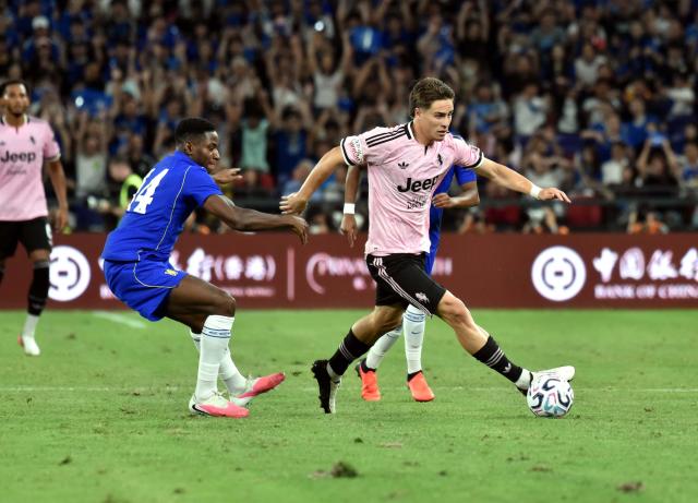 (260805) -- HONG KONG, Aug. 5, 2026 (Xinhua) -- Kenan Yidiz (R) of Juventus competes during a pre-season friendly football match between Chelsea and Juventus in Hong Kong, south China, Aug. 5, 2026. (Xinhua/Lo Ping Fai)