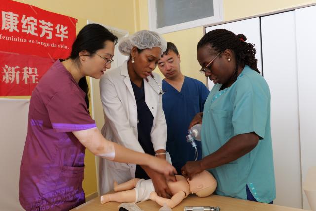 (260805) -- SAO TOME, Aug. 5, 2026 (Xinhua) -- Doctor Fu Jing (L) and Zhang Xiang (2nd R), members of the 20th Chinese medical team to Sao Tome and Principe, give a neonatal resuscitation training course to local medical staff at Dr. Ayres de Menezes Hospital in Sao Tome and Principe, Aug. 3, 2026. (Photo by Yin Yuan/Xinhua)