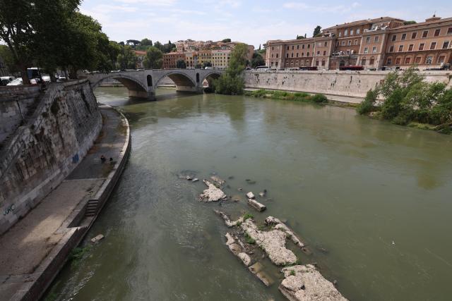 (260805) -- ROME, Aug. 5, 2026 (Xinhua) -- This photo taken on Aug. 5, 2026 shows the Tiber River with low water level in Rome, Italy. Italy is battling its fourth major heatwave of the summer, with temperatures climbing above 40 degrees Celsius in parts of the country, and a record number of cities placed under the highest heat alert. Authorities are stepping up emergency measures amid mounting health, wildfire and agricultural concerns.
   The latest heatwave reached its peak on Monday, when the Health Ministry placed 25 of the country's 27 monitored cities under "red alert," the highest warning level possible issued for extreme heat. (Xinhua/Wang Kaiyan)