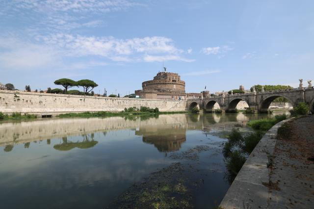 (260805) -- ROME, Aug. 5, 2026 (Xinhua) -- This photo taken on Aug. 5, 2026 shows the Tiber River near Castel Sant'Angelo in Rome, Italy. Italy is battling its fourth major heatwave of the summer, with temperatures climbing above 40 degrees Celsius in parts of the country, and a record number of cities placed under the highest heat alert. Authorities are stepping up emergency measures amid mounting health, wildfire and agricultural concerns.
   The latest heatwave reached its peak on Monday, when the Health Ministry placed 25 of the country's 27 monitored cities under "red alert," the highest warning level possible issued for extreme heat. (Xinhua/Wang Kaiyan)