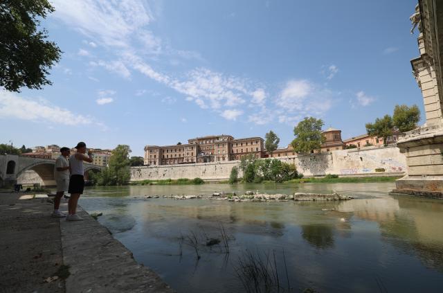 (260805) -- ROME, Aug. 5, 2026 (Xinhua) -- This photo taken on Aug. 5, 2026 shows the Tiber River near Castel Sant'Angelo in Rome, Italy. Italy is battling its fourth major heatwave of the summer, with temperatures climbing above 40 degrees Celsius in parts of the country, and a record number of cities placed under the highest heat alert. Authorities are stepping up emergency measures amid mounting health, wildfire and agricultural concerns.
   The latest heatwave reached its peak on Monday, when the Health Ministry placed 25 of the country's 27 monitored cities under "red alert," the highest warning level possible issued for extreme heat. (Xinhua/Wang Kaiyan)