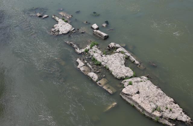 (260805) -- ROME, Aug. 5, 2026 (Xinhua) -- This photo taken on Aug. 5, 2026 shows the Tiber River with low water level in Rome, Italy. Italy is battling its fourth major heatwave of the summer, with temperatures climbing above 40 degrees Celsius in parts of the country, and a record number of cities placed under the highest heat alert. Authorities are stepping up emergency measures amid mounting health, wildfire and agricultural concerns.
   The latest heatwave reached its peak on Monday, when the Health Ministry placed 25 of the country's 27 monitored cities under "red alert," the highest warning level possible issued for extreme heat. (Xinhua/Wang Kaiyan)