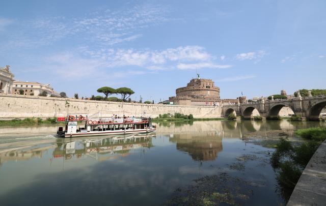 (260805) -- ROME, Aug. 5, 2026 (Xinhua) -- A ship is seen on the Tiber River near Castel Sant'Angelo in Rome, Italy, Aug. 5, 2026. Italy is battling its fourth major heatwave of the summer, with temperatures climbing above 40 degrees Celsius in parts of the country, and a record number of cities placed under the highest heat alert. Authorities are stepping up emergency measures amid mounting health, wildfire and agricultural concerns.
   The latest heatwave reached its peak on Monday, when the Health Ministry placed 25 of the country's 27 monitored cities under "red alert," the highest warning level possible issued for extreme heat. (Xinhua/Wang Kaiyan)