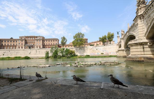 (260805) -- ROME, Aug. 5, 2026 (Xinhua) -- This photo taken on Aug. 5, 2026 shows the Tiber River with low water level in Rome, Italy. Italy is battling its fourth major heatwave of the summer, with temperatures climbing above 40 degrees Celsius in parts of the country, and a record number of cities placed under the highest heat alert. Authorities are stepping up emergency measures amid mounting health, wildfire and agricultural concerns.
   The latest heatwave reached its peak on Monday, when the Health Ministry placed 25 of the country's 27 monitored cities under "red alert," the highest warning level possible issued for extreme heat. (Xinhua/Wang Kaiyan)