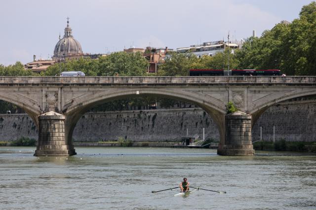 (260805) -- ROME, Aug. 5, 2026 (Xinhua) -- A man rows a boat on the Tiber River in Rome, Italy, Aug. 5, 2026. Italy is battling its fourth major heatwave of the summer, with temperatures climbing above 40 degrees Celsius in parts of the country, and a record number of cities placed under the highest heat alert. Authorities are stepping up emergency measures amid mounting health, wildfire and agricultural concerns.
   The latest heatwave reached its peak on Monday, when the Health Ministry placed 25 of the country's 27 monitored cities under "red alert," the highest warning level possible issued for extreme heat. (Xinhua/Wang Kaiyan)