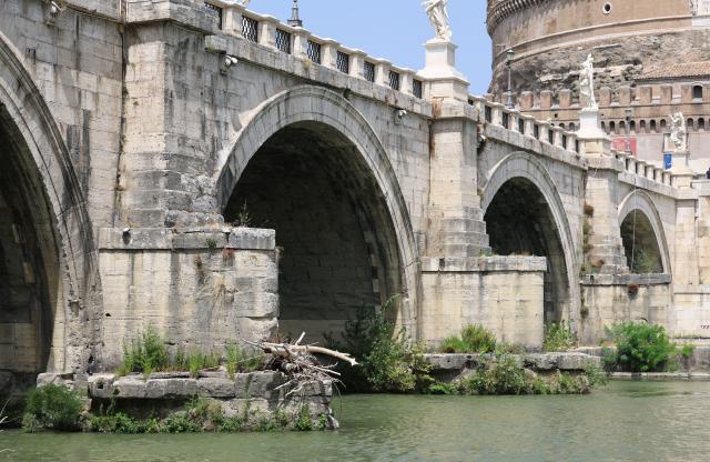 (260805) -- ROME, Aug. 5, 2026 (Xinhua) -- This photo taken on Aug. 5, 2026 shows the Tiber River near Castel Sant'Angelo in Rome, Italy. Italy is battling its fourth major heatwave of the summer, with temperatures climbing above 40 degrees Celsius in parts of the country, and a record number of cities placed under the highest heat alert. Authorities are stepping up emergency measures amid mounting health, wildfire and agricultural concerns.
   The latest heatwave reached its peak on Monday, when the Health Ministry placed 25 of the country's 27 monitored cities under "red alert," the highest warning level possible issued for extreme heat. (Xinhua/Wang Kaiyan)