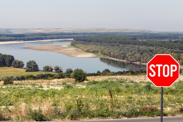 (260805) -- RASOVA, Aug. 5, 2026 (Xinhua) -- This photo taken on Aug. 5, 2026 shows the exposed riverbed of the Danube River in Rasova, southeastern Romania. Severe drought has triggered record-low water level of the Danube river. (Photo by Cristian Cristel/Xinhua)
