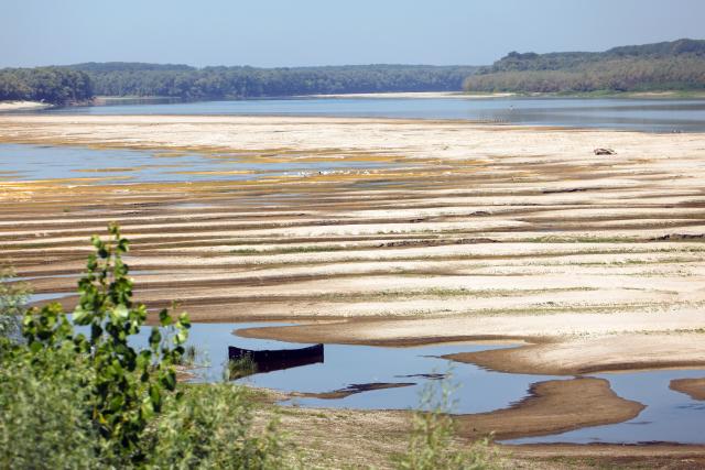 (260805) -- RASOVA, Aug. 5, 2026 (Xinhua) -- This photo taken on Aug. 5, 2026 shows the exposed riverbed of the Danube River in Rasova, southeastern Romania. Severe drought has triggered record-low water level of the Danube river. (Photo by Cristian Cristel/Xinhua)