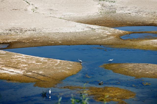 (260805) -- RASOVA, Aug. 5, 2026 (Xinhua) -- This photo taken on Aug. 5, 2026 shows the exposed riverbed of the Danube River in Rasova, southeastern Romania. Severe drought has triggered record-low water level of the Danube river. (Photo by Cristian Cristel/Xinhua)