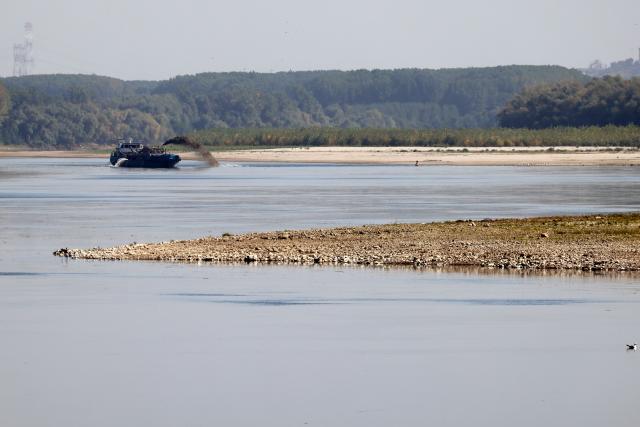 (260805) -- RASOVA, Aug. 5, 2026 (Xinhua) -- This photo taken on Aug. 5, 2026 shows the exposed riverbed of the Danube River in Rasova, southeastern Romania. Severe drought has triggered record-low water level of the Danube river. (Photo by Cristian Cristel/Xinhua)