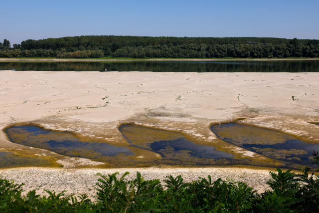 (260805) -- RASOVA, Aug. 5, 2026 (Xinhua) -- This photo taken on Aug. 5, 2026 shows the exposed riverbed of the Danube River in Rasova, southeastern Romania. Severe drought has triggered record-low water level of the Danube river. (Photo by Cristian Cristel/Xinhua)