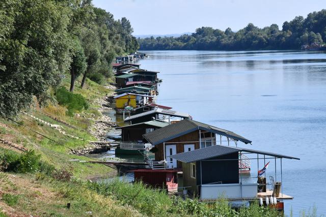 (260805) -- SLAVONSKI BROD, Aug. 5, 2026 (Xinhua) -- This photo taken on Aug. 4, 2026 shows Splavarska Street in Slavonski Brod, Croatia. Splavarska Street is unique in the country as its residents live on the water of Sava River, in houseboats with their own official addresses and house numbers. (Ivica Galovic/PIXSELL via Xinhua)
